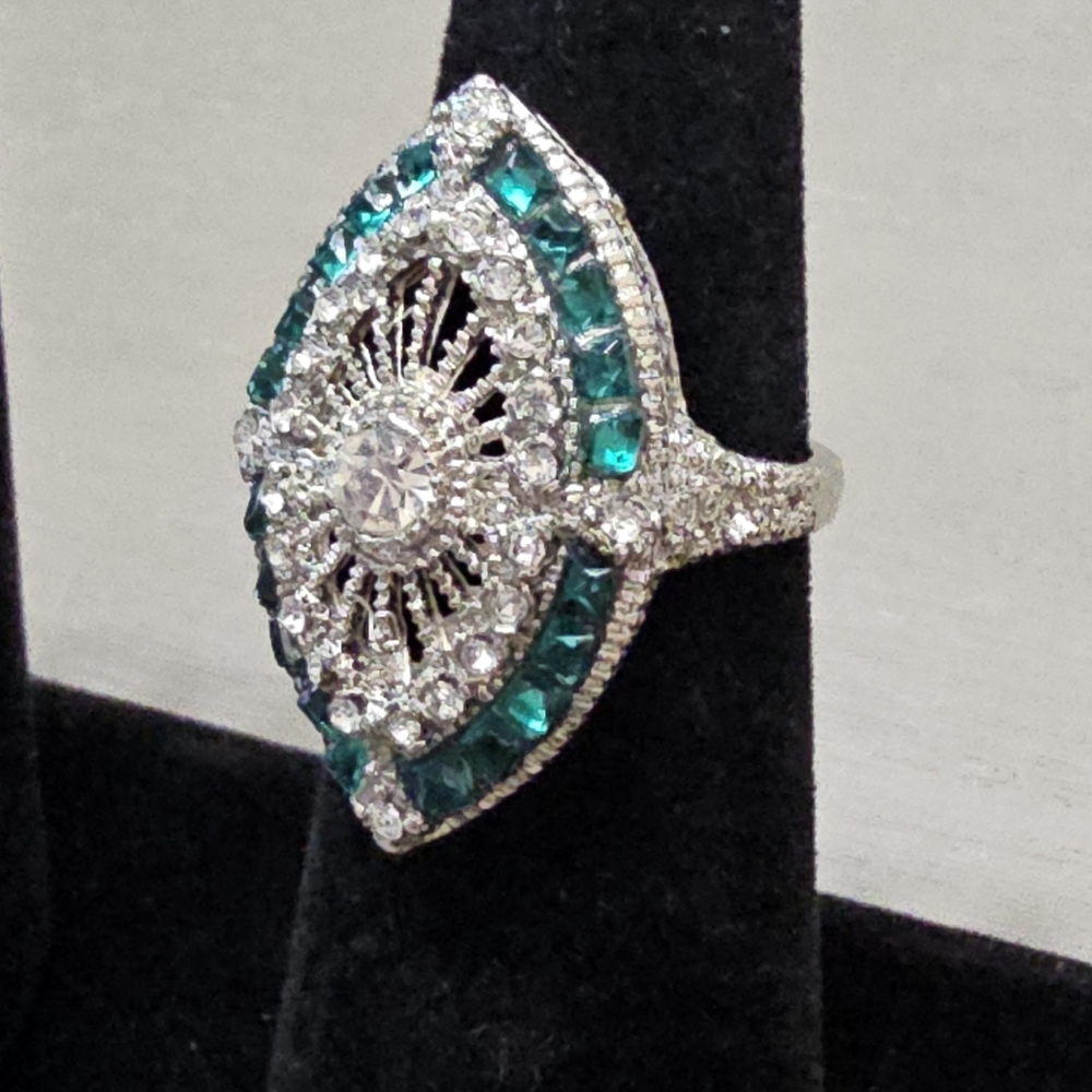 Art Deco Style Fashion Ring W/Emerald Green Rhinestones